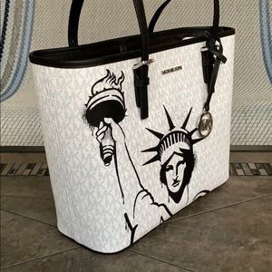 Michael Kors Md New York City Carryall Tote Bag
